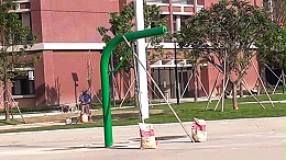 鹤山市东古调味食品生活区增添给力体育埋地独柱篮球架