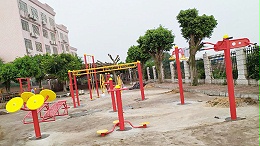 孩子们珠海市香洲区金钟小学校园内户外健身器材的正确使用方式在这里